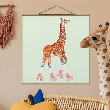 Quadro su tessuto con stecche per poster - Giraffa con Pattini a rotelle - Quadrato 1:1