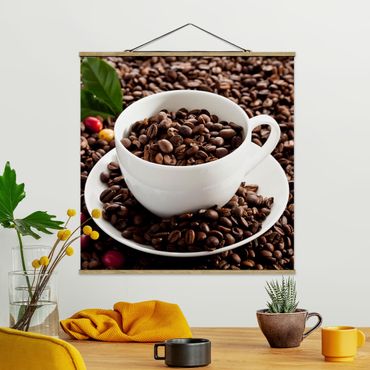 Quadro su tessuto con stecche per poster - Fagioli della tazza di caffè con caffè tostato - Quadrato 1:1