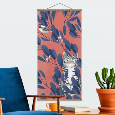 Quadro su tessuto con stecche per poster - Laura Graves - Illustrazione Gatto E uccello sul ramo Blu Rosso - Verticale 2:1