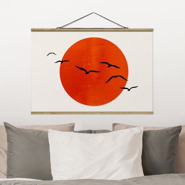 Foto su tessuto da parete con bastone - Stormo di uccelli davanti al sole rosso - Orizzontale 2:3
