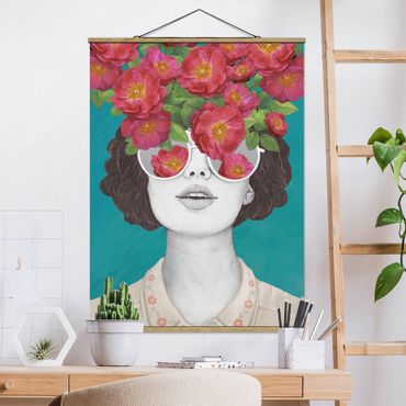 Foto su tessuto da parete con bastone - Laura Graves - Illustrazione Collage del ritratto della donna con i fiori Occhiali - Verticale 4:3