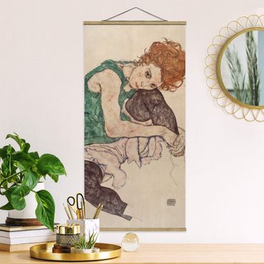 Quadro su tessuto con stecche per poster - Egon Schiele - Donna seduta con un ginocchio Up - Verticale 2:1
