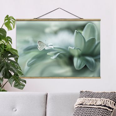 Foto su tessuto da parete con bastone - Farfalla E le gocce di rugiada In Pastel Verde - Orizzontale 2:3
