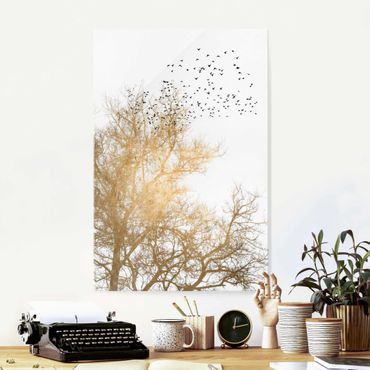Quadro in vetro - Stormo di uccelli davanti ad un albero dorato - Verticale 3:2