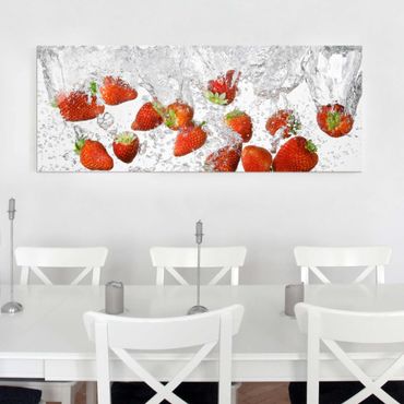 Quadro in vetro - Fresh Strawberries In Water - Panoramico