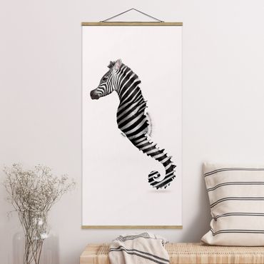 Quadro su tessuto con stecche per poster - Seahorse Con Zebra Stripes - Verticale 2:1