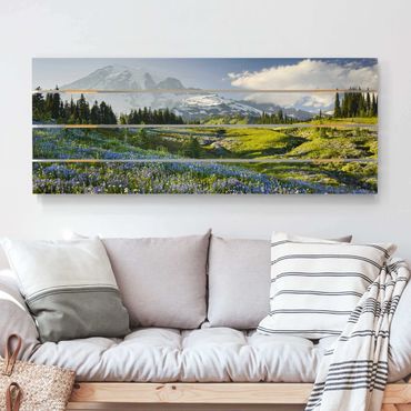Stampa su legno - Prato di montagna con fiori blu davanti al monte Rainier