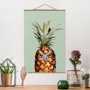 Foto su tessuto da parete con bastone - Ananas con civetta - Verticale 3:2