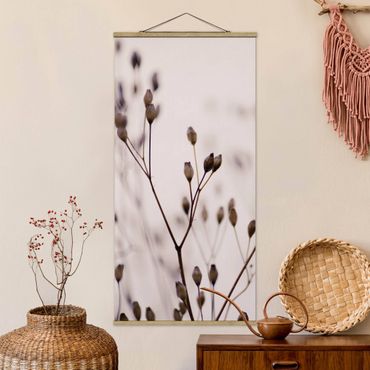 Foto su tessuto da parete con bastone - Gemme scure su ramo di fiori selvatici - Verticale 1:2