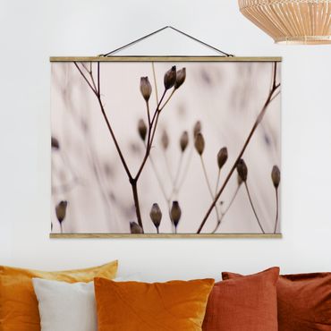 Foto su tessuto da parete con bastone - Gemme scure su ramo di fiori selvatici - Orizzontale 4:3