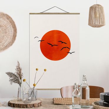 Foto su tessuto da parete con bastone - Stormo di uccelli davanti al sole rosso - Verticale 3:2