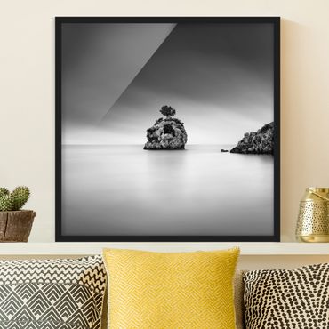 Poster con cornice - Isola rocciosa nel mare in bianco e nero