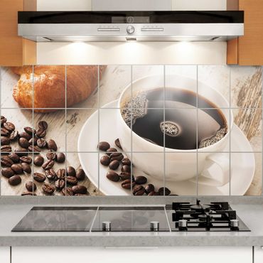 Adesivo per piastrelle - Steaming coffee cup with coffee beans Formato orizzontale