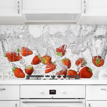 Adesivo per piastrelle - Fresh strawberries in water Formato orizzontale