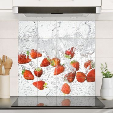 Adesivo per piastrelle - Fresh strawberries in water Formato quadrato