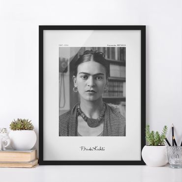 Poster con cornice - Ritratto fotografico di Frida Kahlo in casa