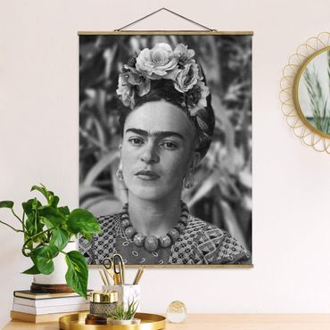 Foto su tessuto da parete con bastone - Ritratto fotografico di Frida Kahlo con corona di fiori - Formato verticale 3:4