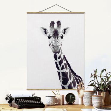 Foto su tessuto da parete con bastone - Ritratto di giraffa in bianco e nero - Verticale 3:4