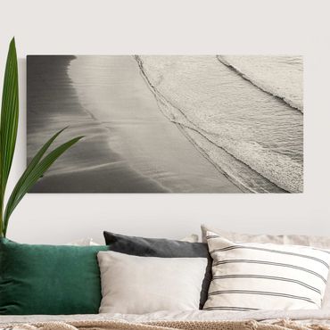 Quadro su tela naturale - Morbide onde sulla spiaggia in bianco e nero - Formato orizzontale 2:1