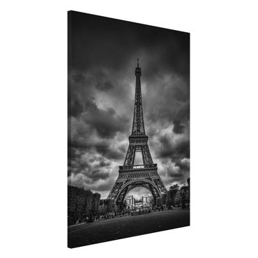 Lavagna magnetica - Torre Eiffel Davanti Nubi In Bianco e nero - Formato verticale 2:3