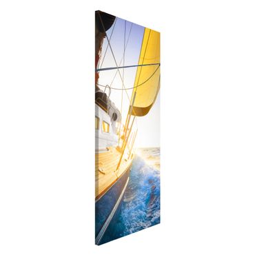 Lavagna magnetica - Sailboat On Blue Sea In Sunshine - Panorama formato verticale