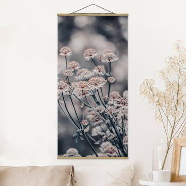 Foto su tessuto da parete con bastone - Mistico cespuglio di fiori - Verticale 1:2