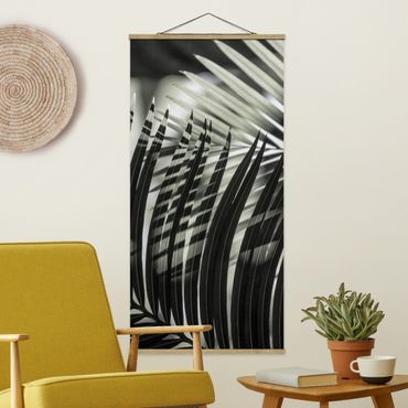 Foto su tessuto da parete con bastone - Giochi di ombre su ramo di palma - Verticale 1:2