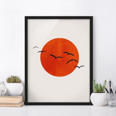 Poster con cornice - Stormo di uccelli davanti al sole rosso