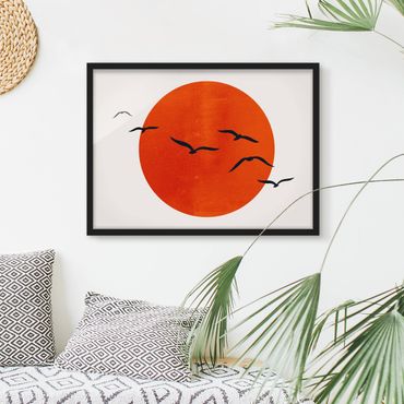 Poster con cornice - Stormo di uccelli davanti al sole rosso