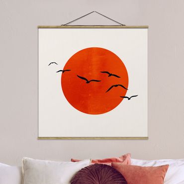 Foto su tessuto da parete con bastone - Stormo di uccelli davanti al sole rosso - Quadrato 1:1