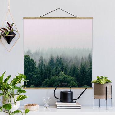 Foto su tessuto da parete con bastone - Foresta nella nebbia del crepuscolo - Quadrato 1:1