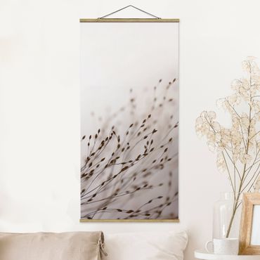 Foto su tessuto da parete con bastone - Erbe delicate nell'ombra del vento - Verticale 1:2