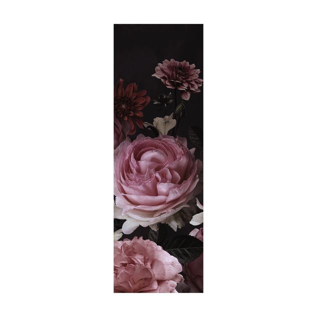 Tappeti con motivi naturali Fiori rosa su nero vintage