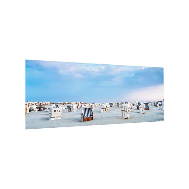 Paraschizzi con paesaggio Sedie da spiaggia sulla spiaggia del Mare del Nord