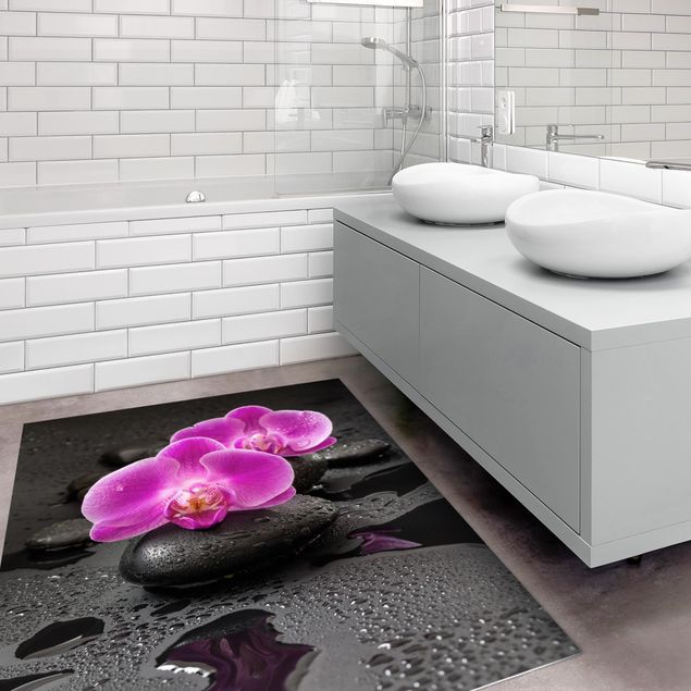 tappeti mandala Fiore di orchidea rosa su pietra con gocce
