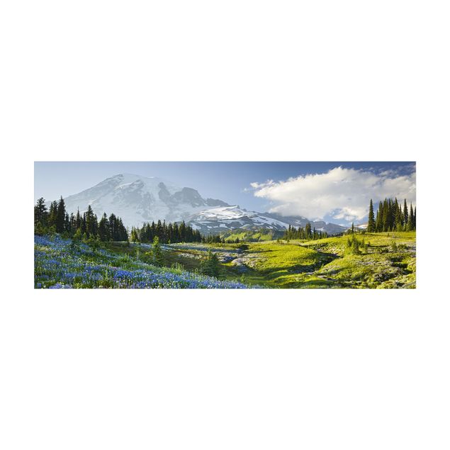tappeto verde Prato di montagna con fiori blu davanti al monte Rainier