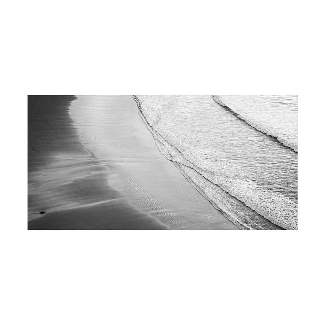 Tappeti con motivi naturali Onde morbide sulla spiaggia in bianco e nero