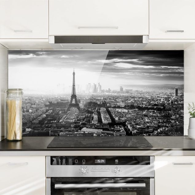 Paraschizzi con architettura e skylines La Torre Eiffel dall'alto in bianco e nero