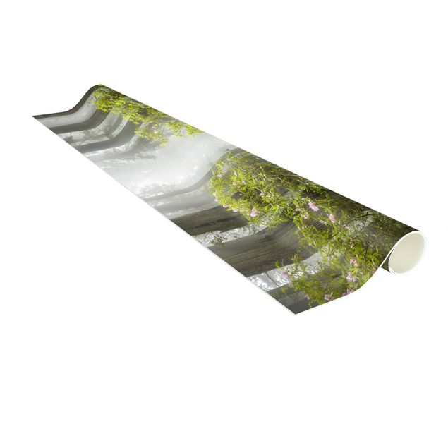 tappeto verde per esterno Sentiero della foresta nebbiosa