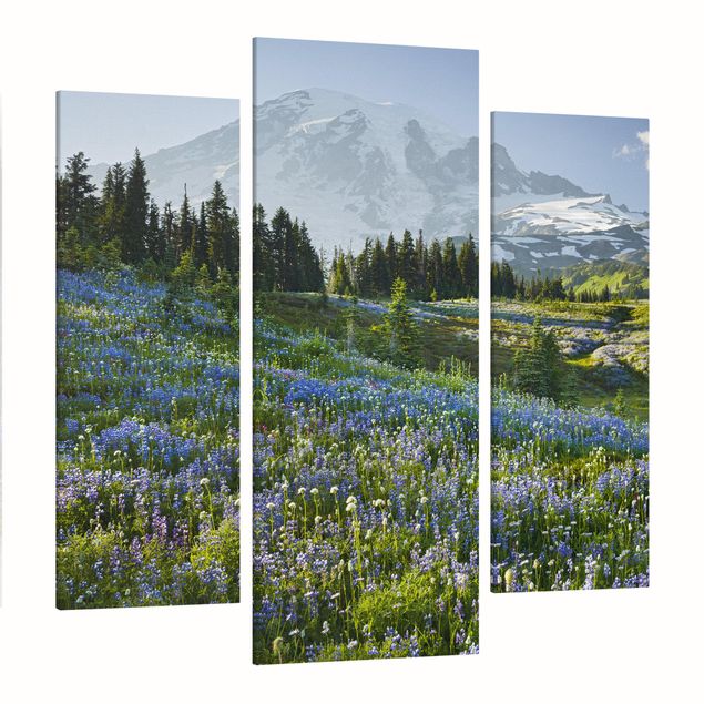 Quadri con alberi Prato di montagna con fiori blu davanti al monte Rainier