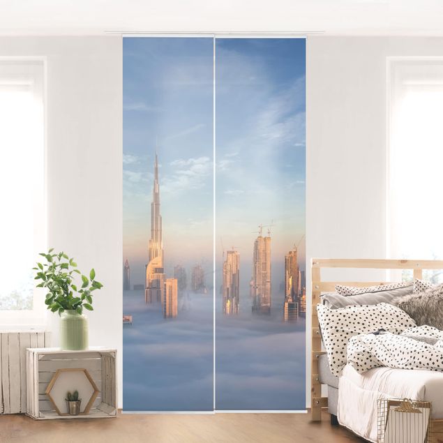 Tende a pannello scorrevoli con architettura e skylines Dubai sopra le nuvole