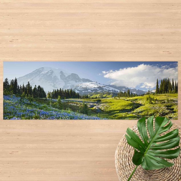 Tappeti moderni Prato di montagna con fiori blu davanti al monte Rainier