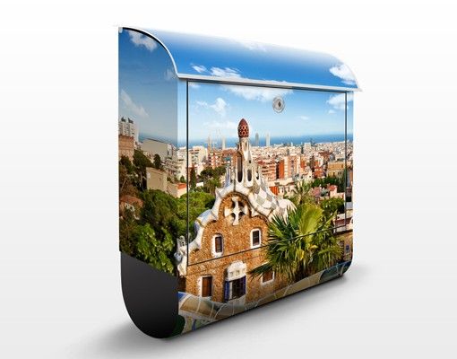 Cassette della posta con architettura e skylines Barcellona