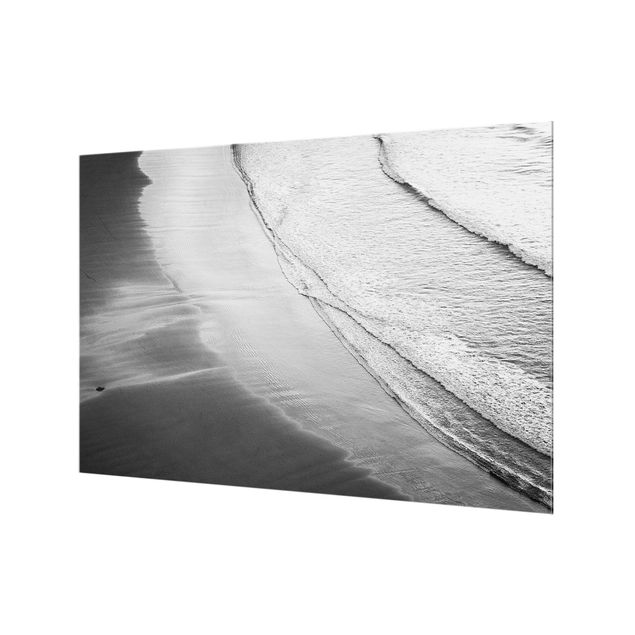 Paraschizzi in vetro - Morbide onde sulla spiaggia in bianco e nero - Formato orizzontale 3:2