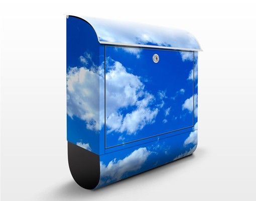 Cassette della posta blu Cielo nuvoloso