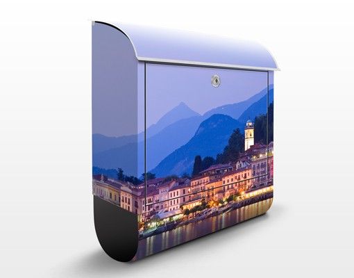 Cassette della posta con architettura e skylines Bellagio sul lago di Como