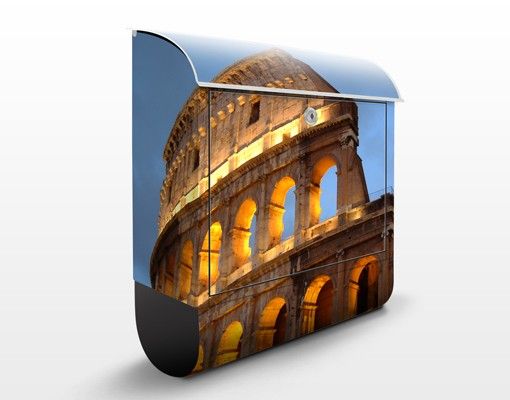 Cassette della posta con architettura e skylines Colosseo di notte