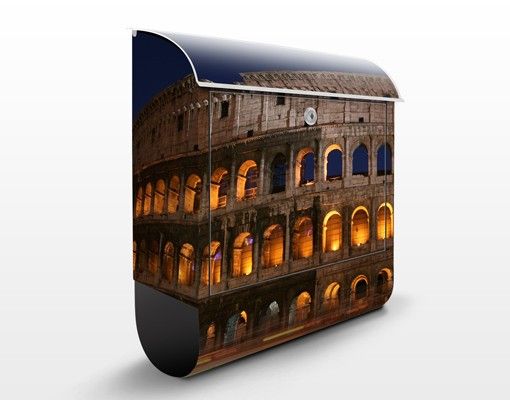 Cassette della posta con architettura e skylines Il Colosseo a Roma di notte