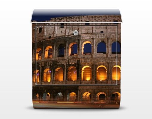 Cassette della posta beige Il Colosseo a Roma di notte
