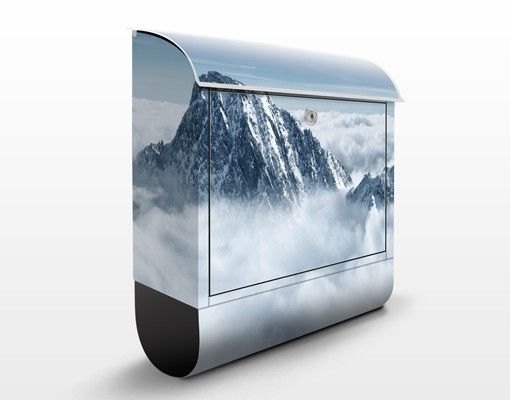 Cassette della posta con paesaggio Le Alpi sopra le nuvole